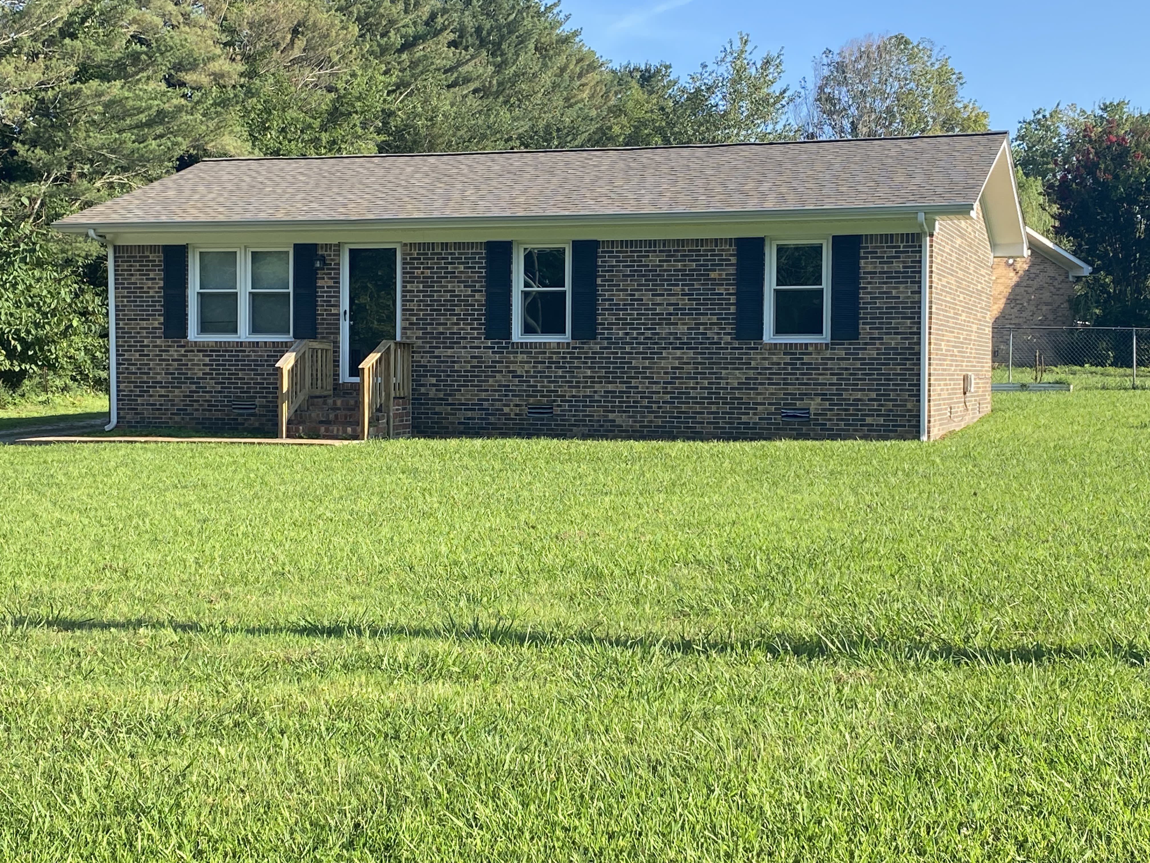 240 Lakeview Dr – photo 1