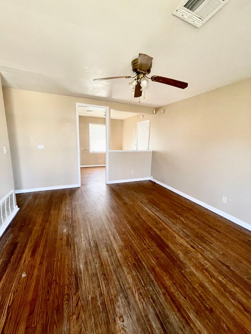 3 bedroom 1 bath House – photo 3