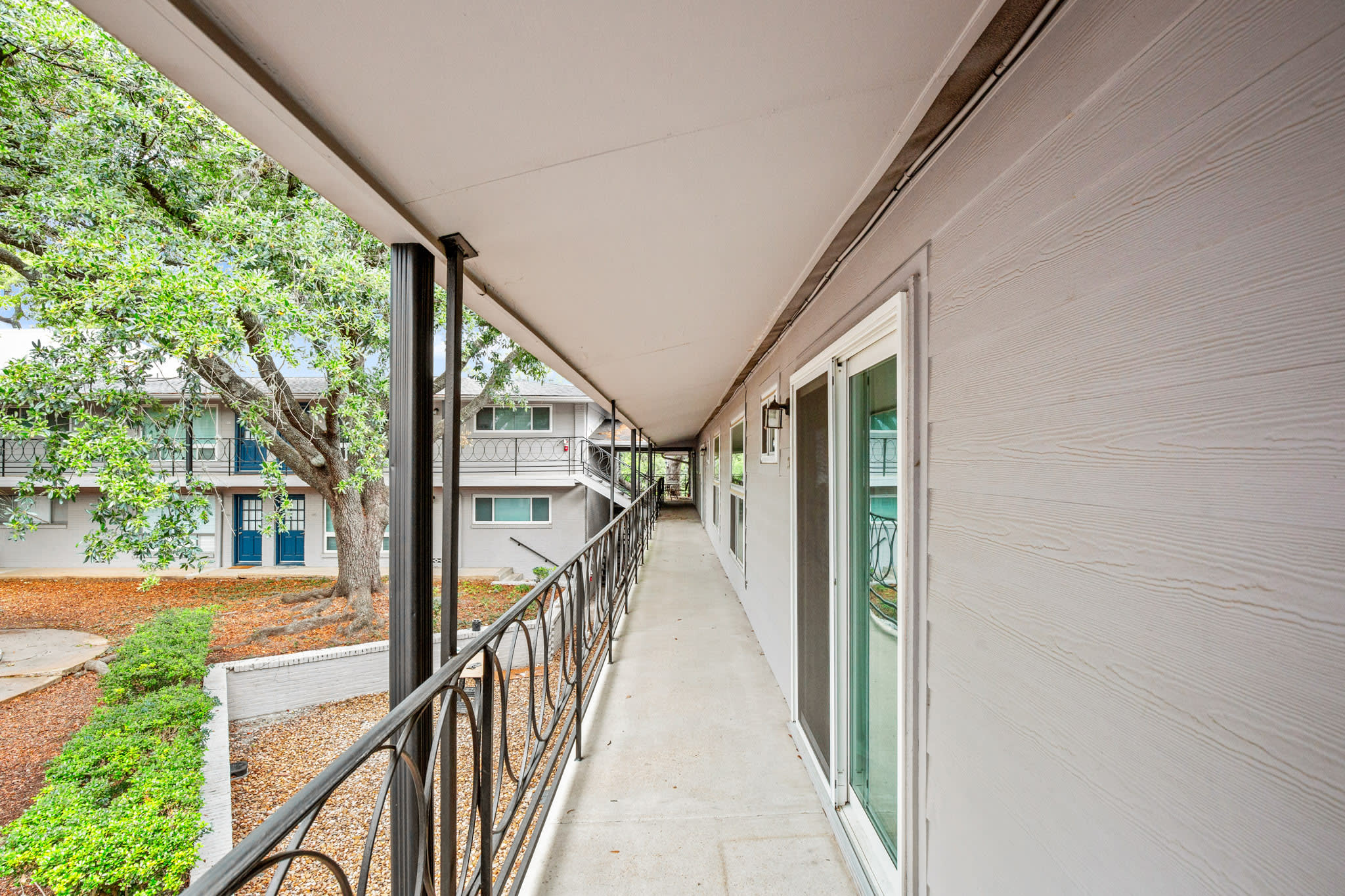 1210 Windsor – photo 5