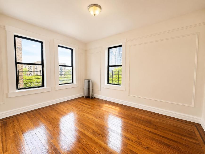 2507 Cruger Avenue – photo 1