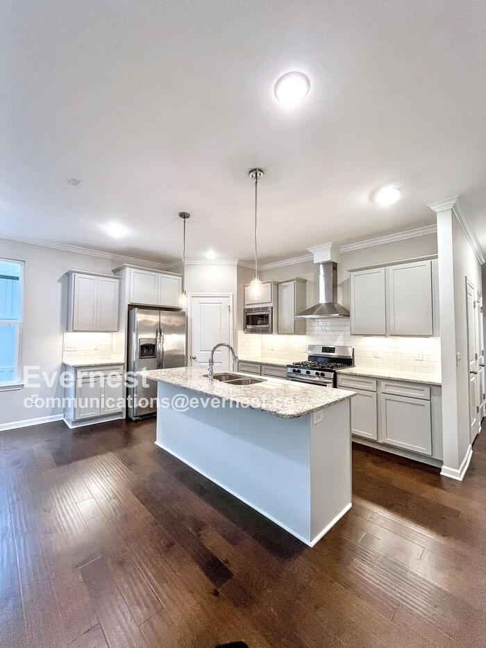 533 Moore Avenue – photo 4