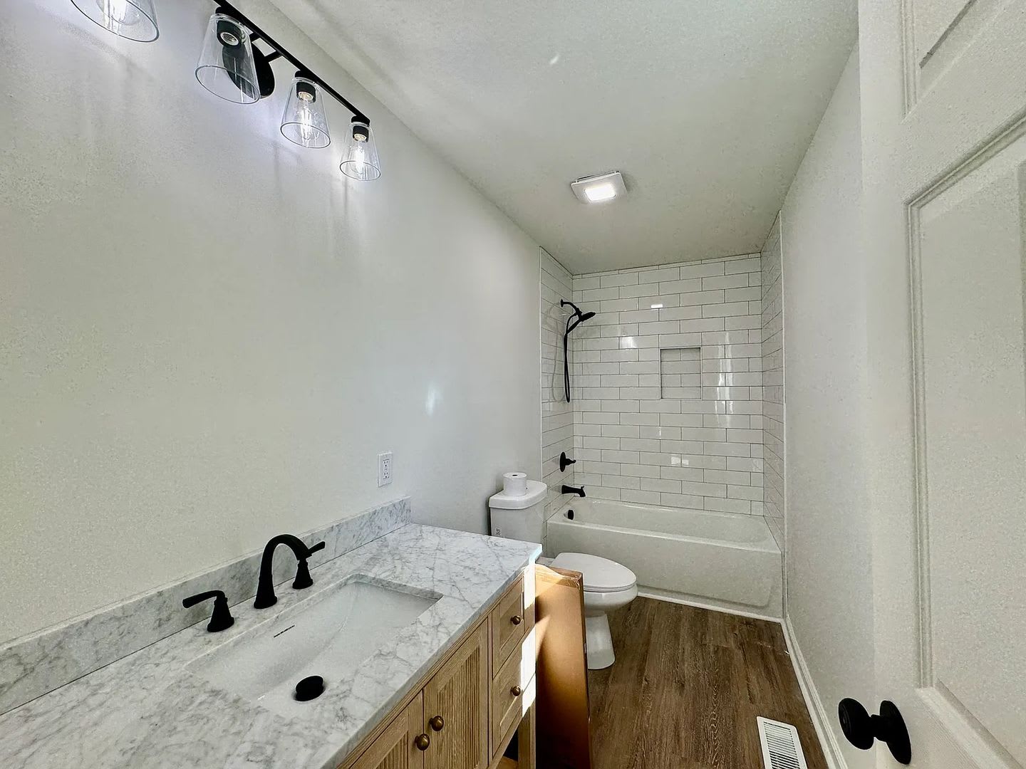Room in 4 Bedroom Home in Concord – photo 2