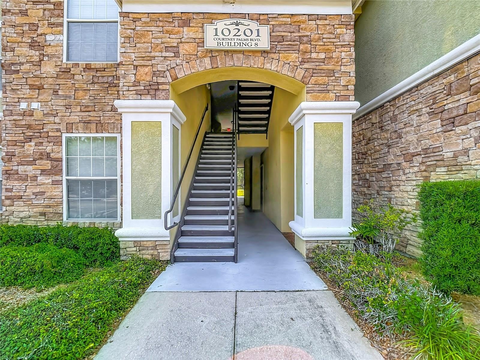 10201 COURTNEY PALMS Boulevard – photo 3