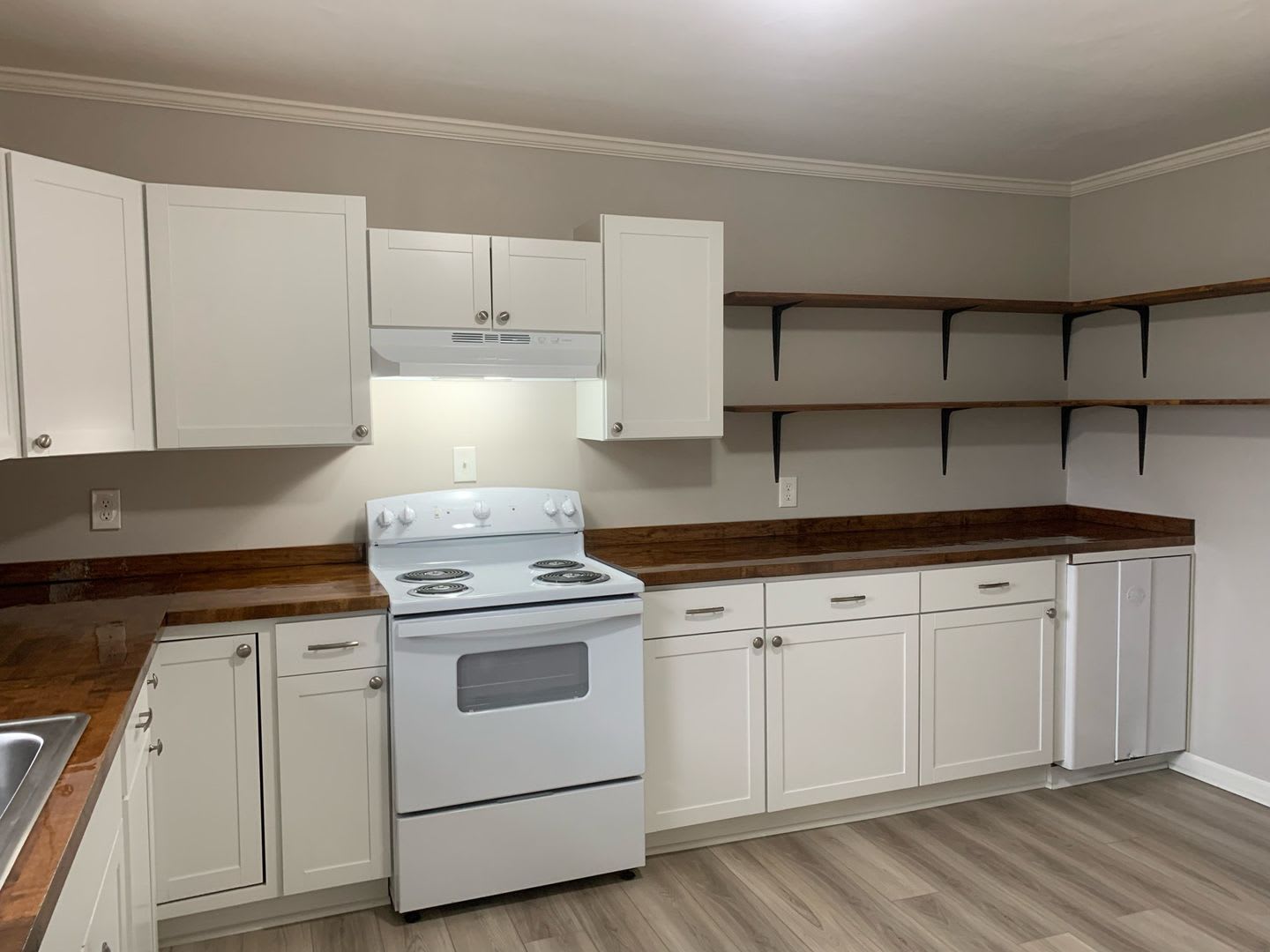 Now Leasing: First Month Free &amp; No Deposit! Two Bedroom Duplex Apartment Near Southside/516 – photo 1