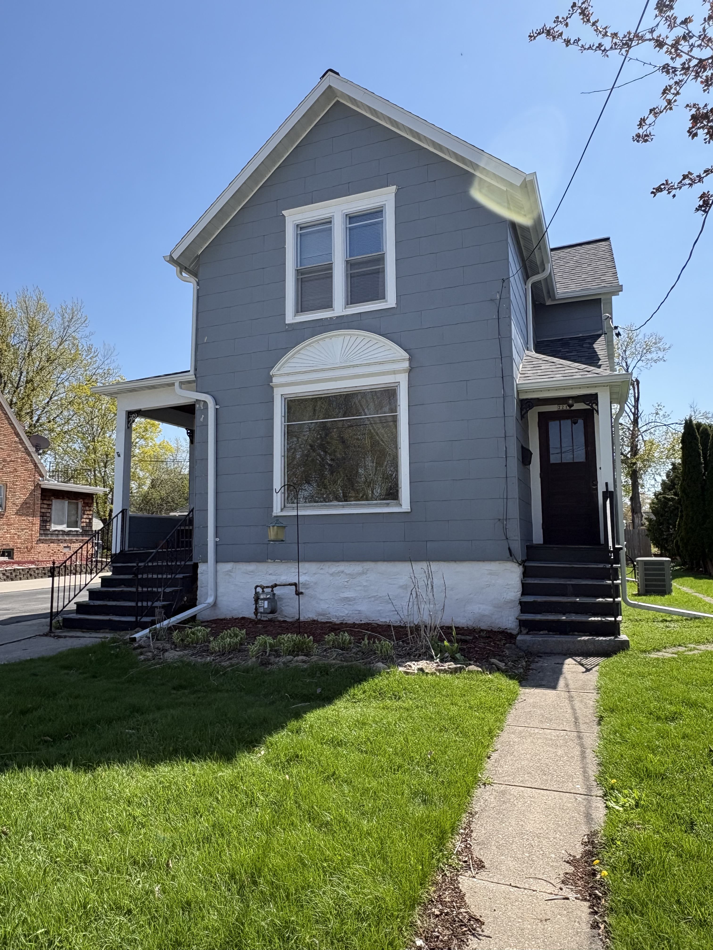 221 1/2 East Doty Avenue – photo 1