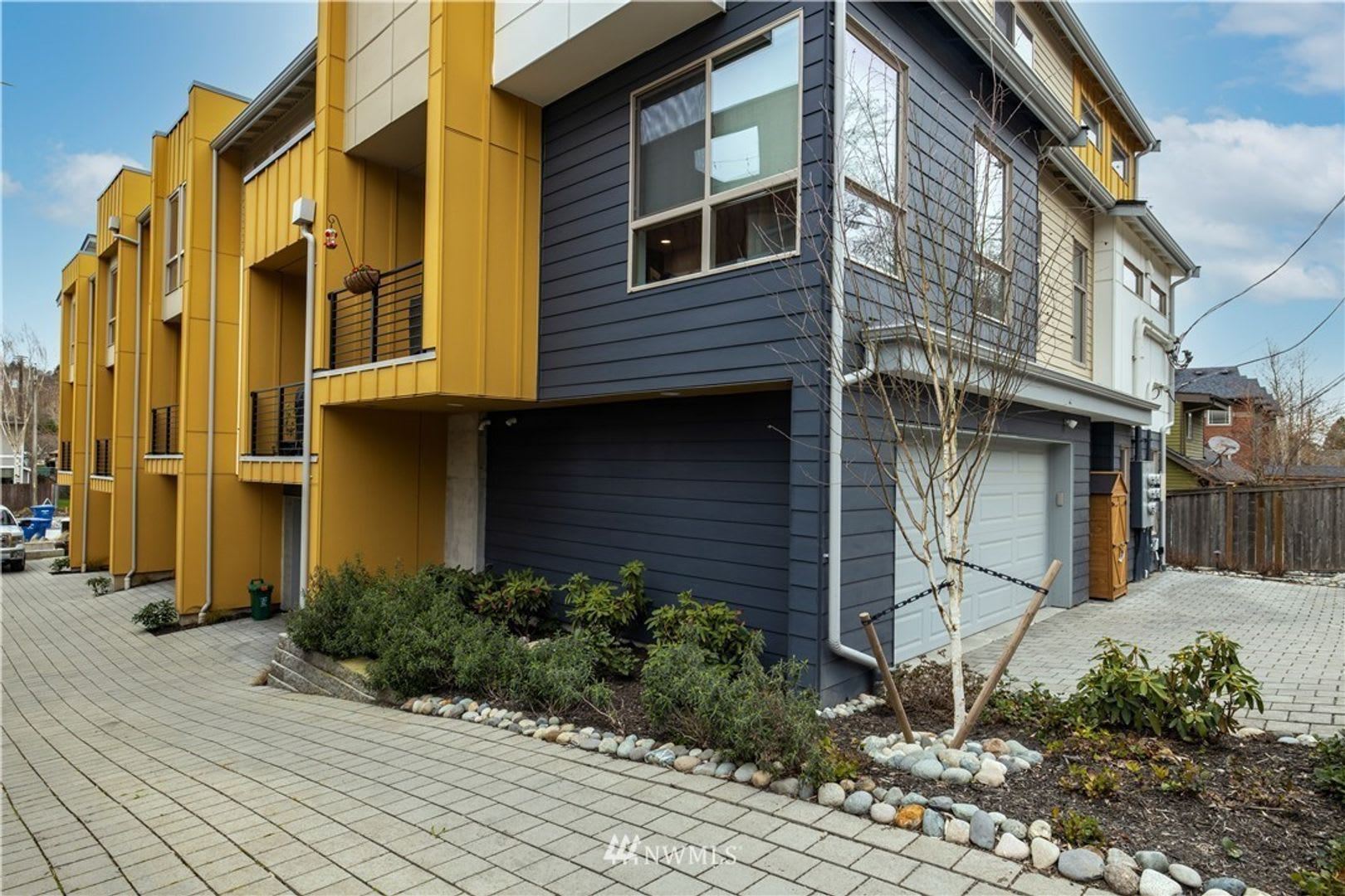 Spacious New Townhouse with 2 Car Garage and Rooftop!! – photo 1