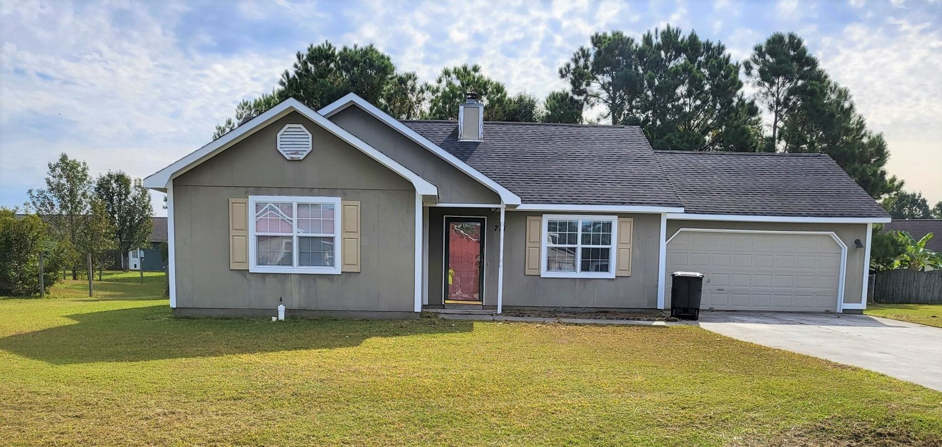 Charming 3 Bed 2 Bath Fenced In Home – photo 1