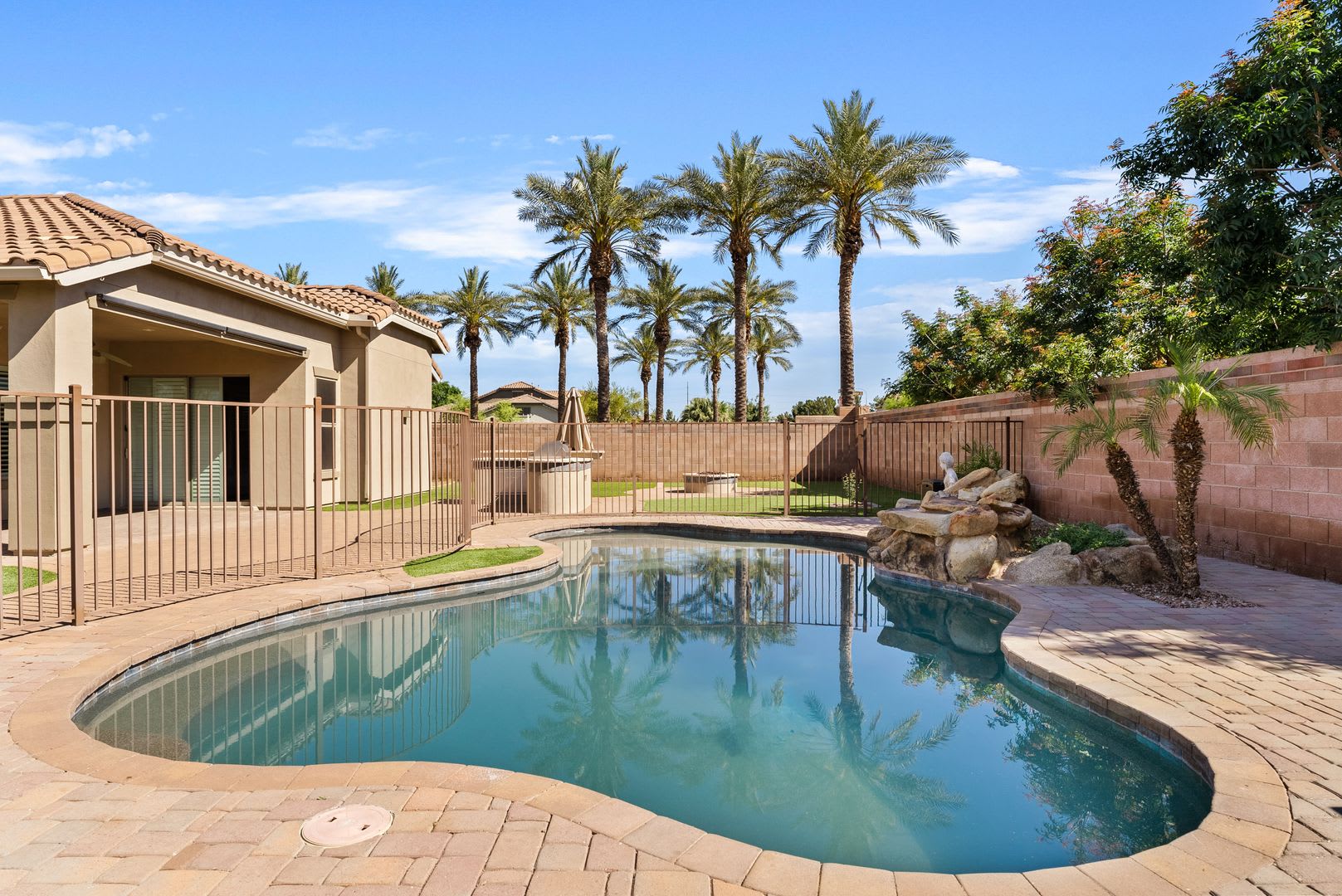 Absolutely Stunning Property With A Basement Resort Like Back Yard With Sitting Area Play Area And Pool All Appliances And Yes A Basement Gourmet Kitchen Absolute Charmer – photo 1