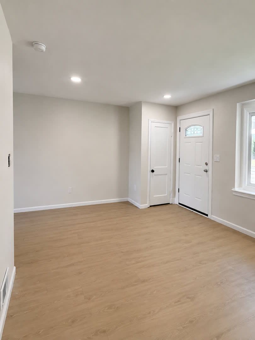 Spacious 2-Bedroom Home with Finished Lower Level & Fenced Yard – photo 4