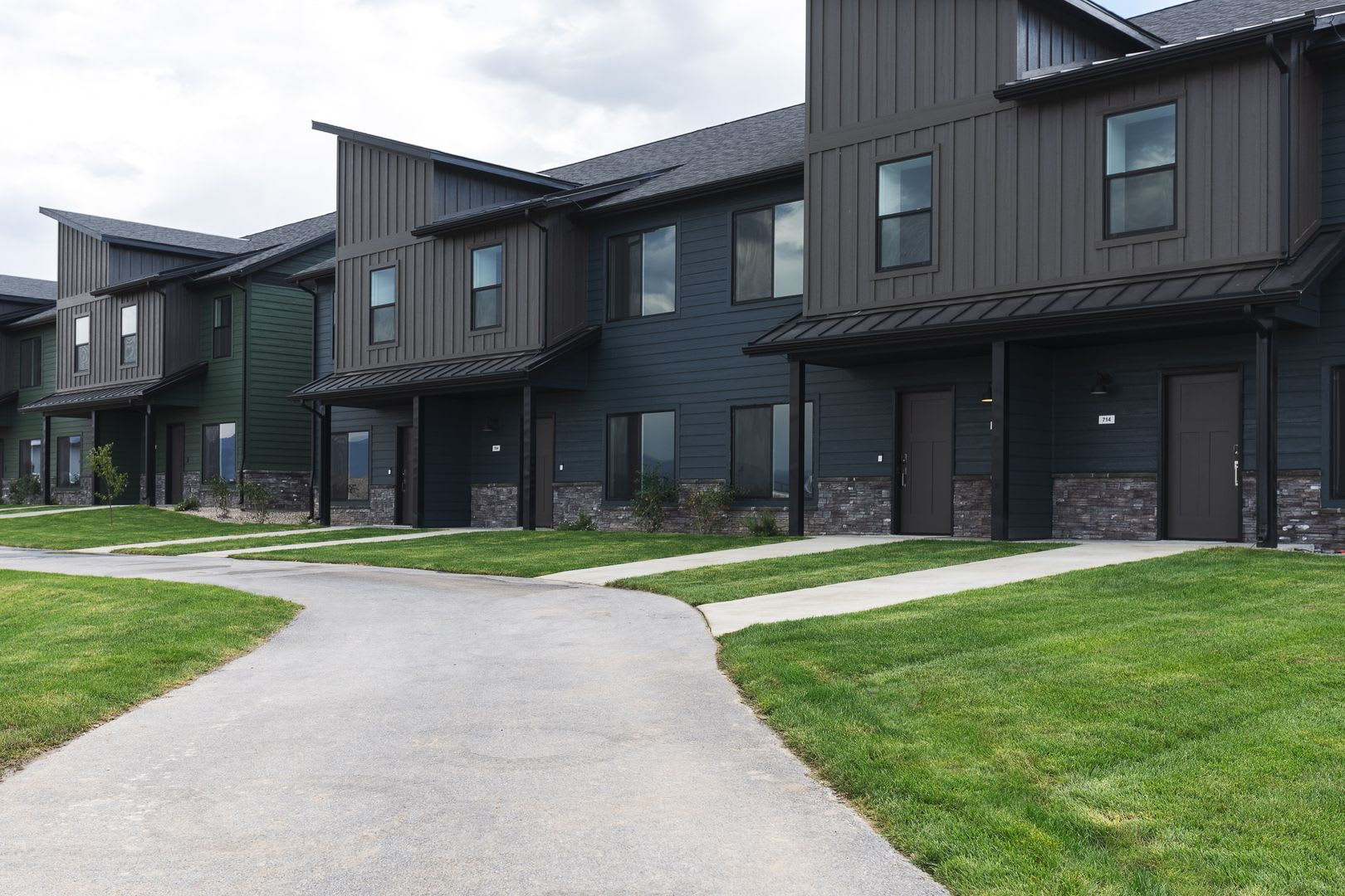 Fully Furnished 2BR, 2.5 Bathroom Townhome With attached 2 car Garage – photo 2