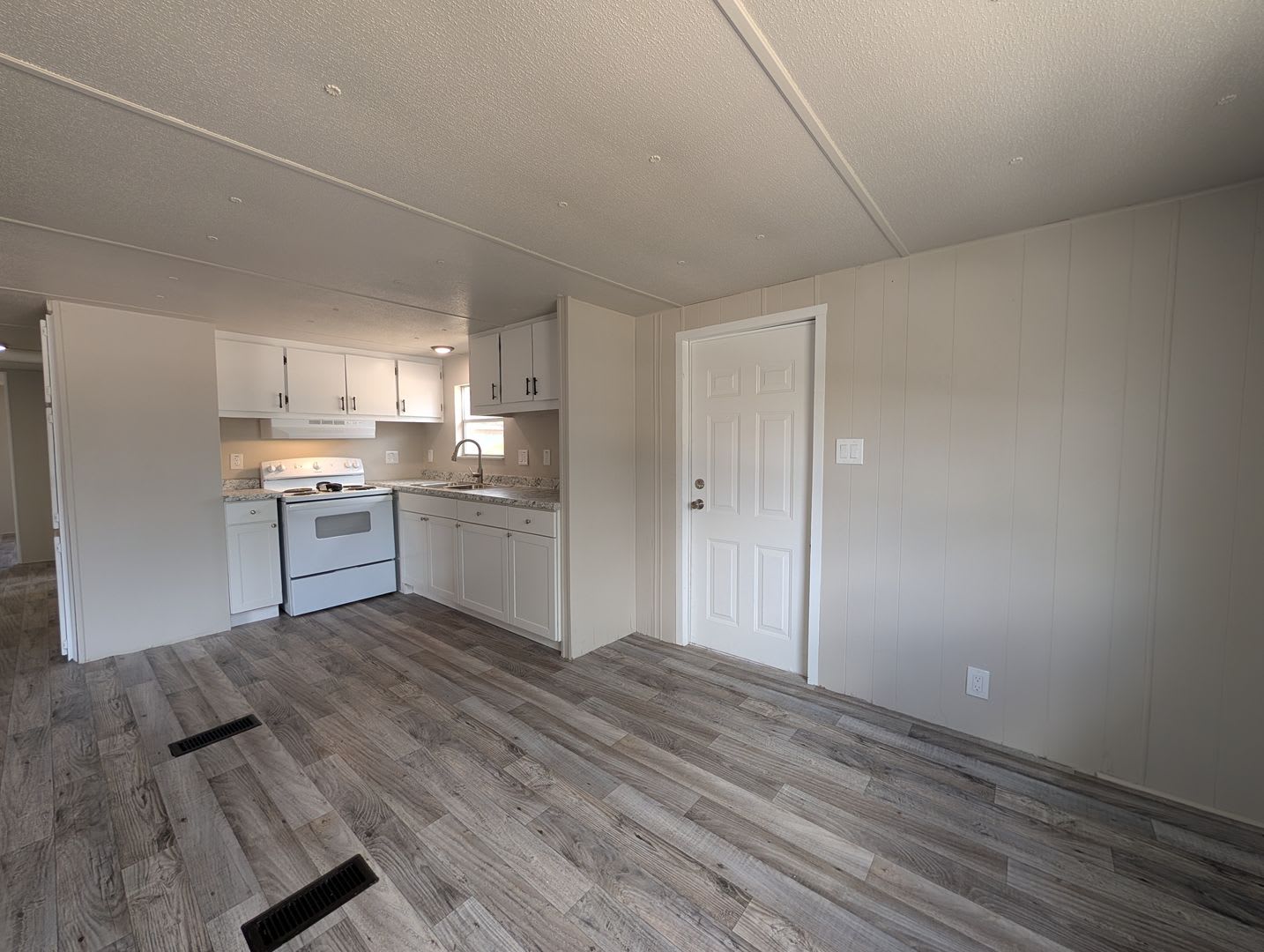 Beautifully Renovated 3 Bedroom 1 5 Bath Home On A Spacious 65 Acre Lot With A Fenced Backyard And White Vinyl Privacy Fencing – photo 3