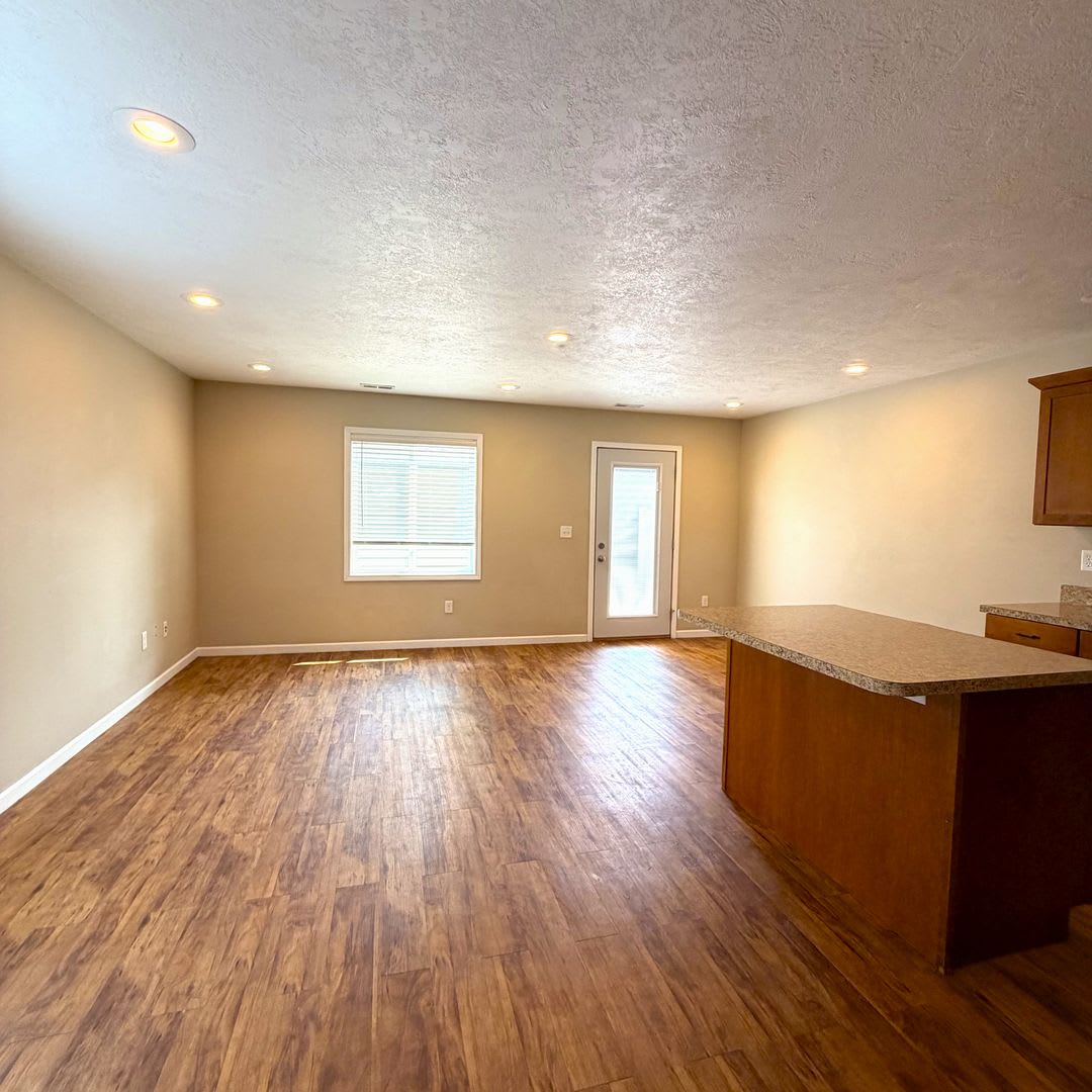 Spacious 3 Bedroom 3 Full Bathroom Townhouse – photo 4