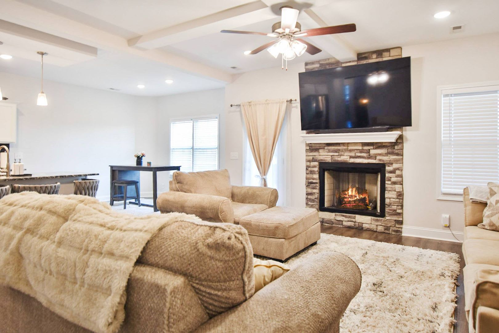 Pet Friendly Four Bedroom with Bonus! – photo 2