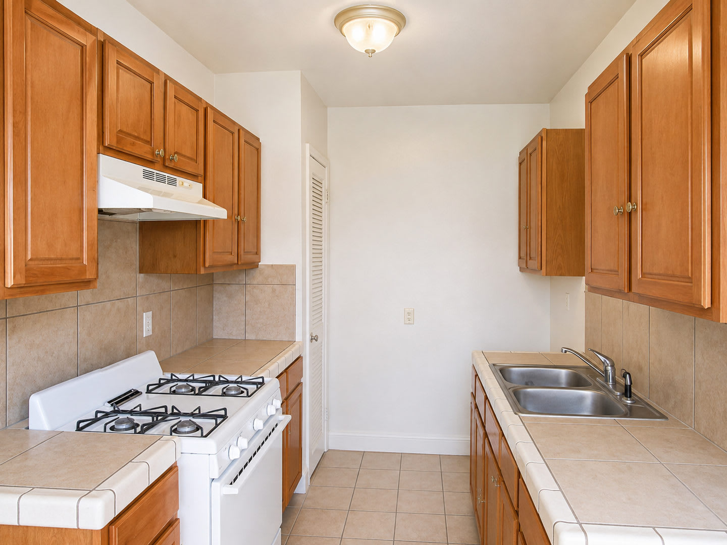 3 Bedroom Home with Large Backyard & Washer/Dryer Hookups – photo 2