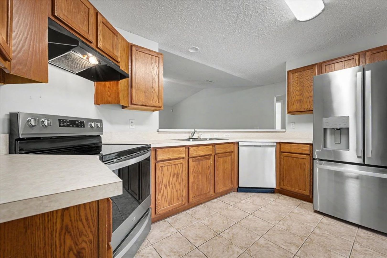 Spacious 3 Bedroom Home With 2 Car Garage Lawn Care Included – photo 5