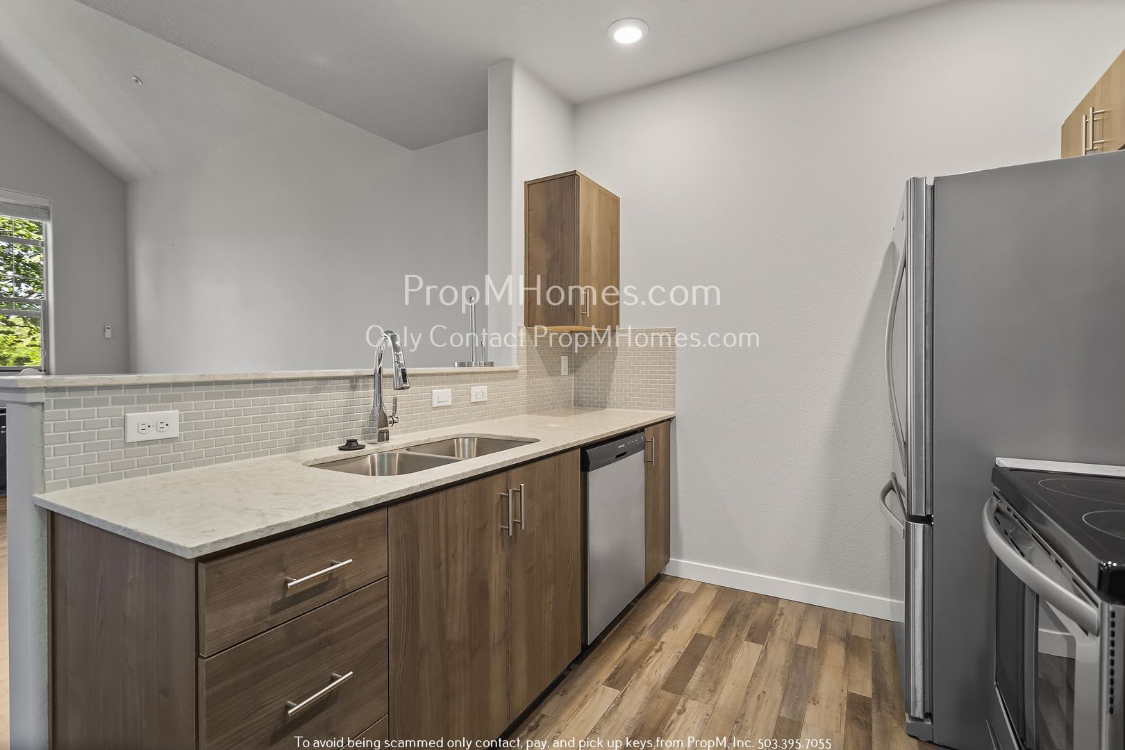One Bedroom Condo In The Heart Of North Bethany Top Floor With Vaulted Ceilings – photo 4