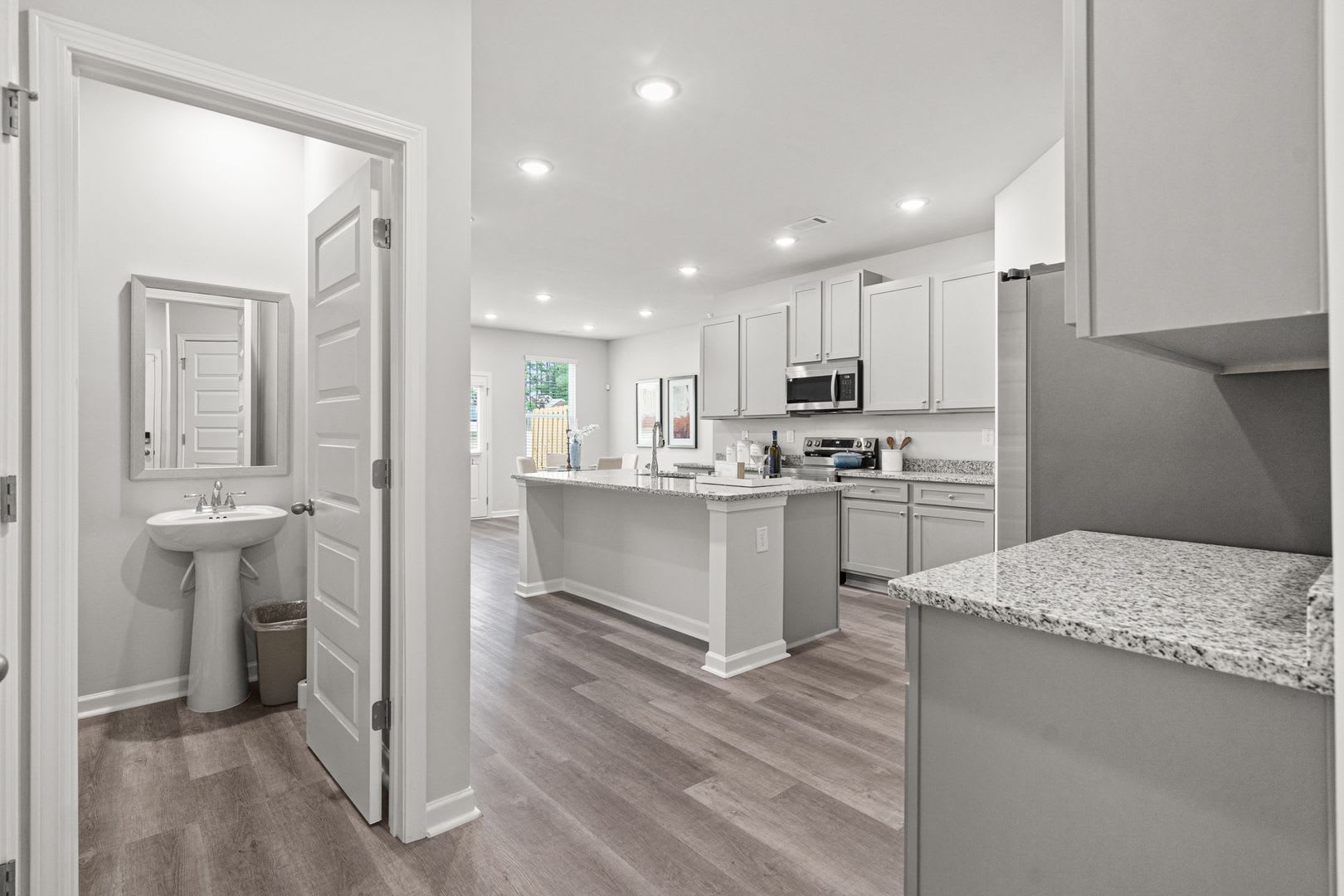 FULLY FURNISHED3 Bed 2.5 bathroom townhome in Gainesville! – photo 5