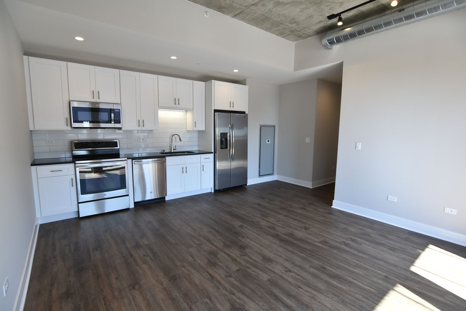 3833 N Broadway – photo 4