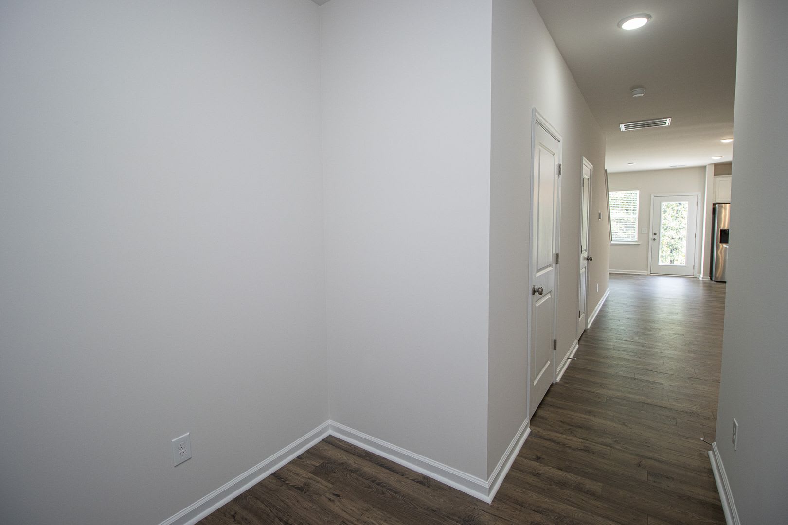 Beautiful 3-Bedroom Townhome with Modern Open-Concept Living – photo 4