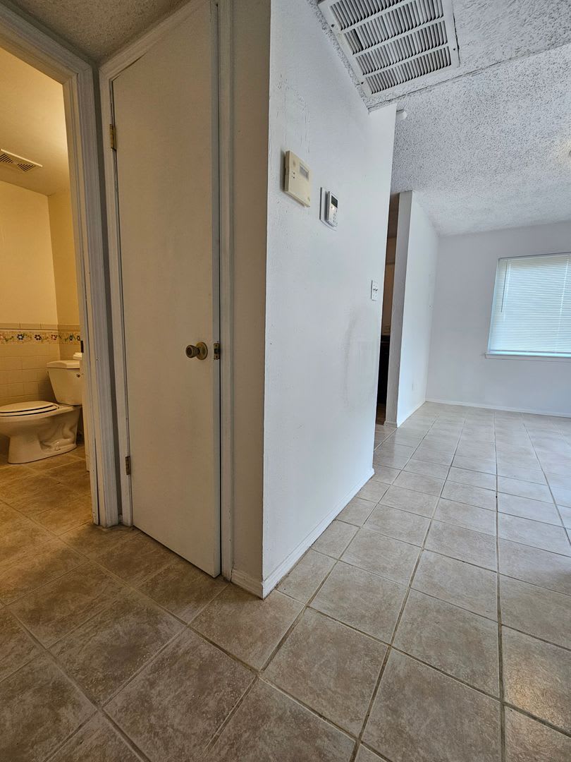 (2) Bed/(1.5) Bath Townhome Avail NOW! Pets Negotiable! – photo 4