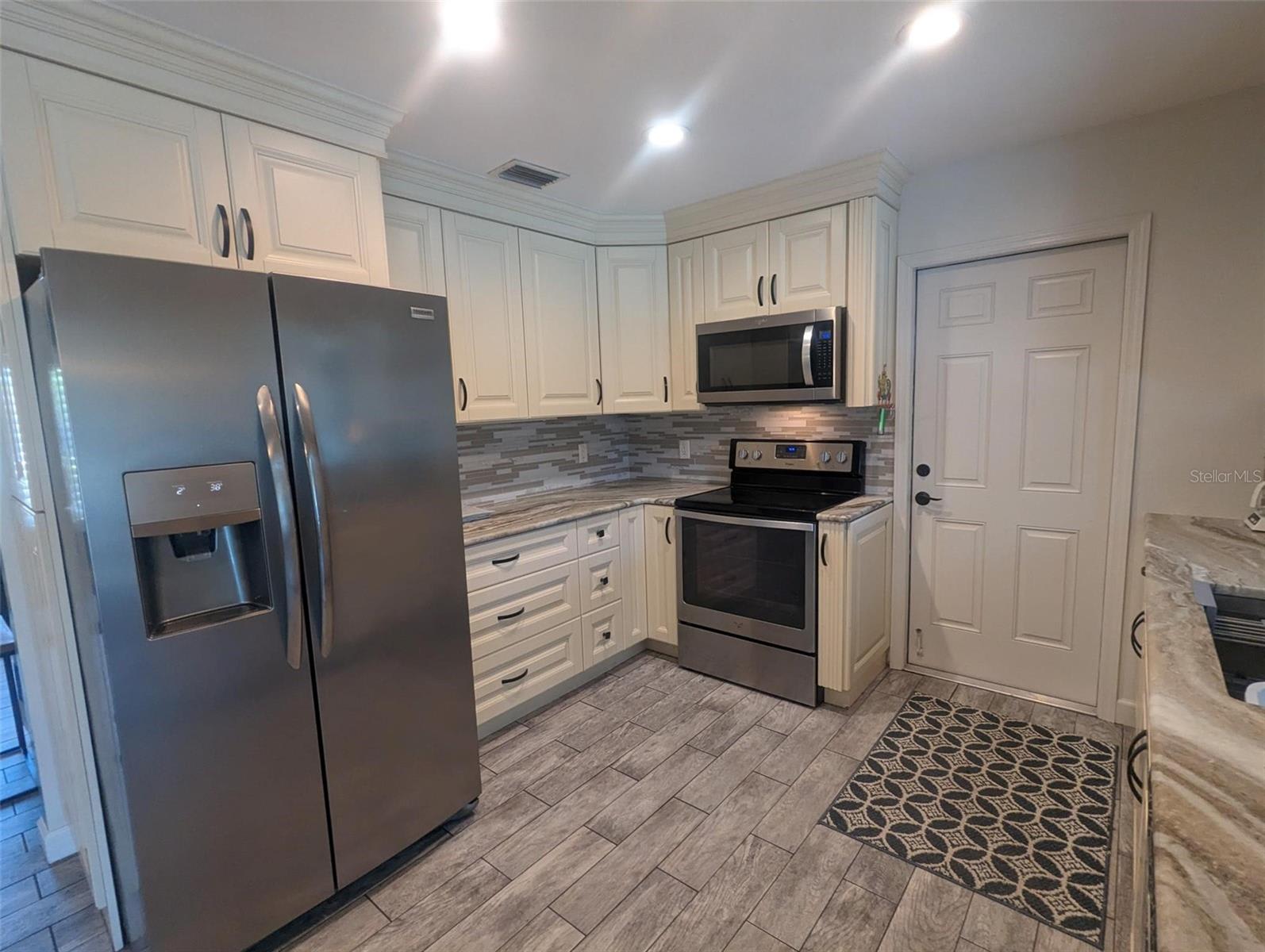 3070 Gulf Gate Drive – photo 5