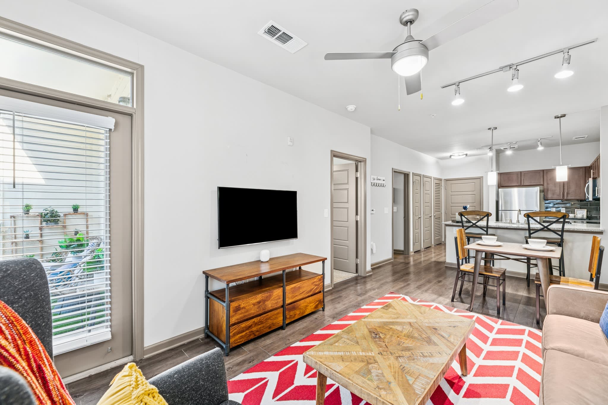 909 Flats – photo 3