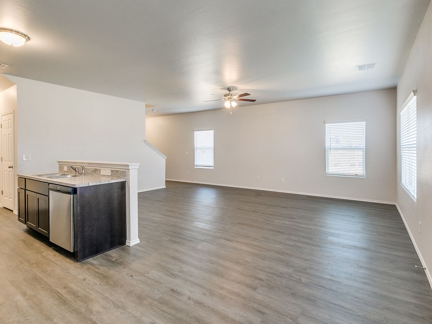 Available Now Spacious 4 Bedroom 2 5 Bathroom Townhome In Redstone Ranch Full Service Lawn Care Included – photo 5