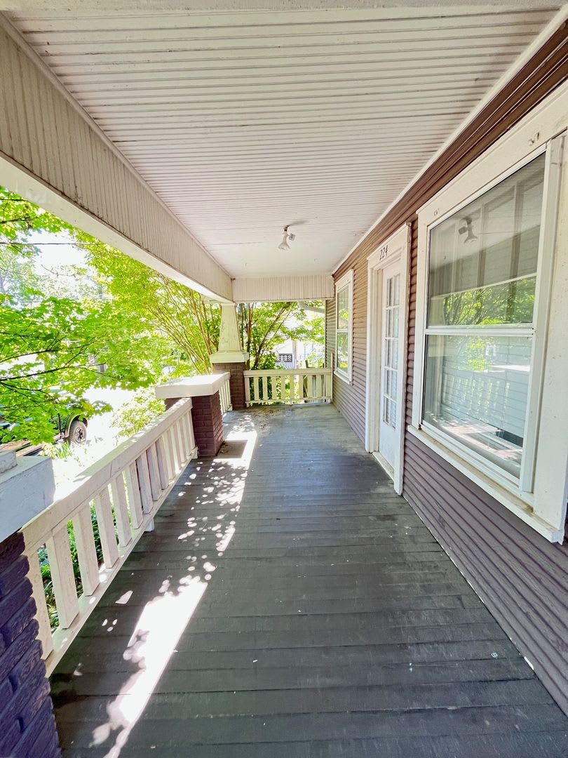 3 bedroom 2 bath off Dickson St, cute front porch – photo 3