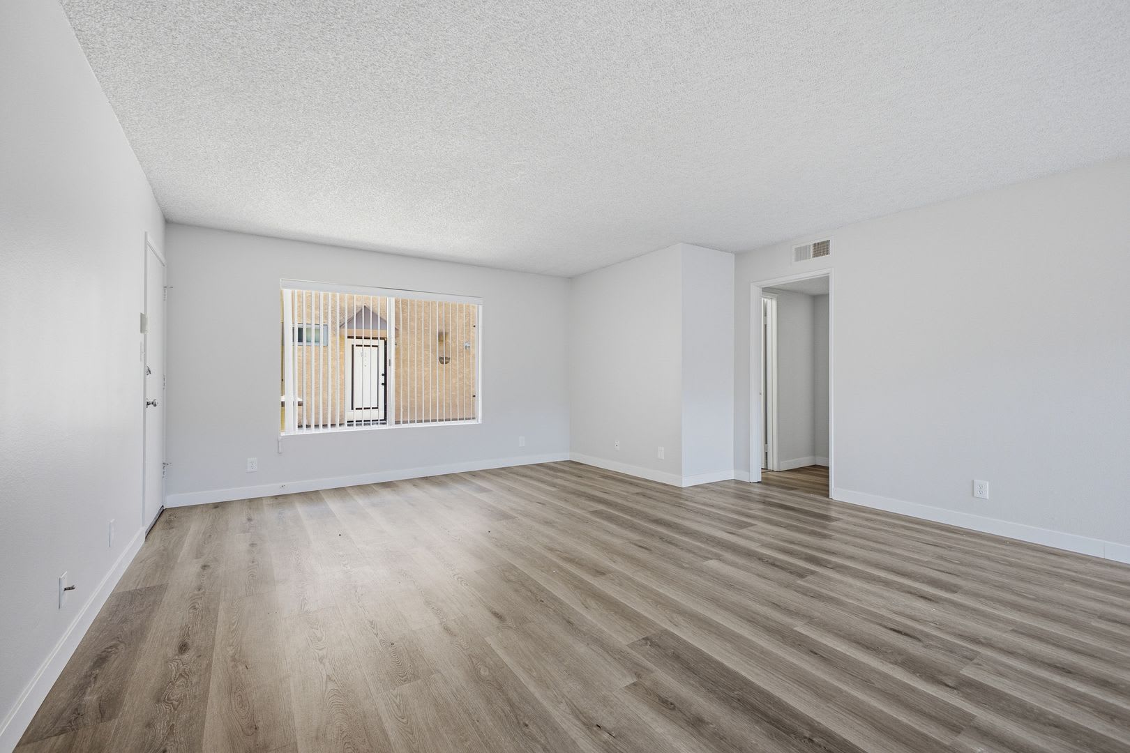 Modern Comfort in the Heart of Burbank – photo 3