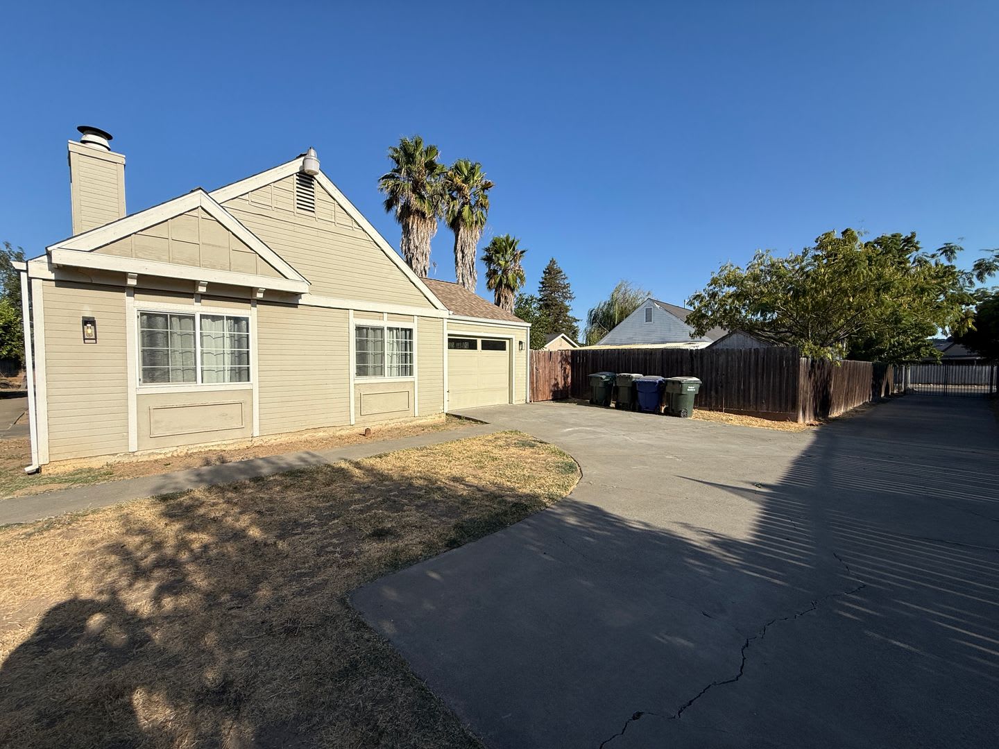 Adorable Private Home On Large Lot – photo 3