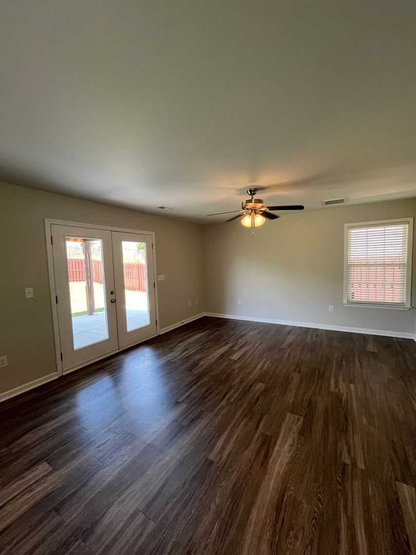 3 BR 2 1/2 Bath, Just a Short Distance to Swamp Rabbit and Downtown Greenville! – photo 4