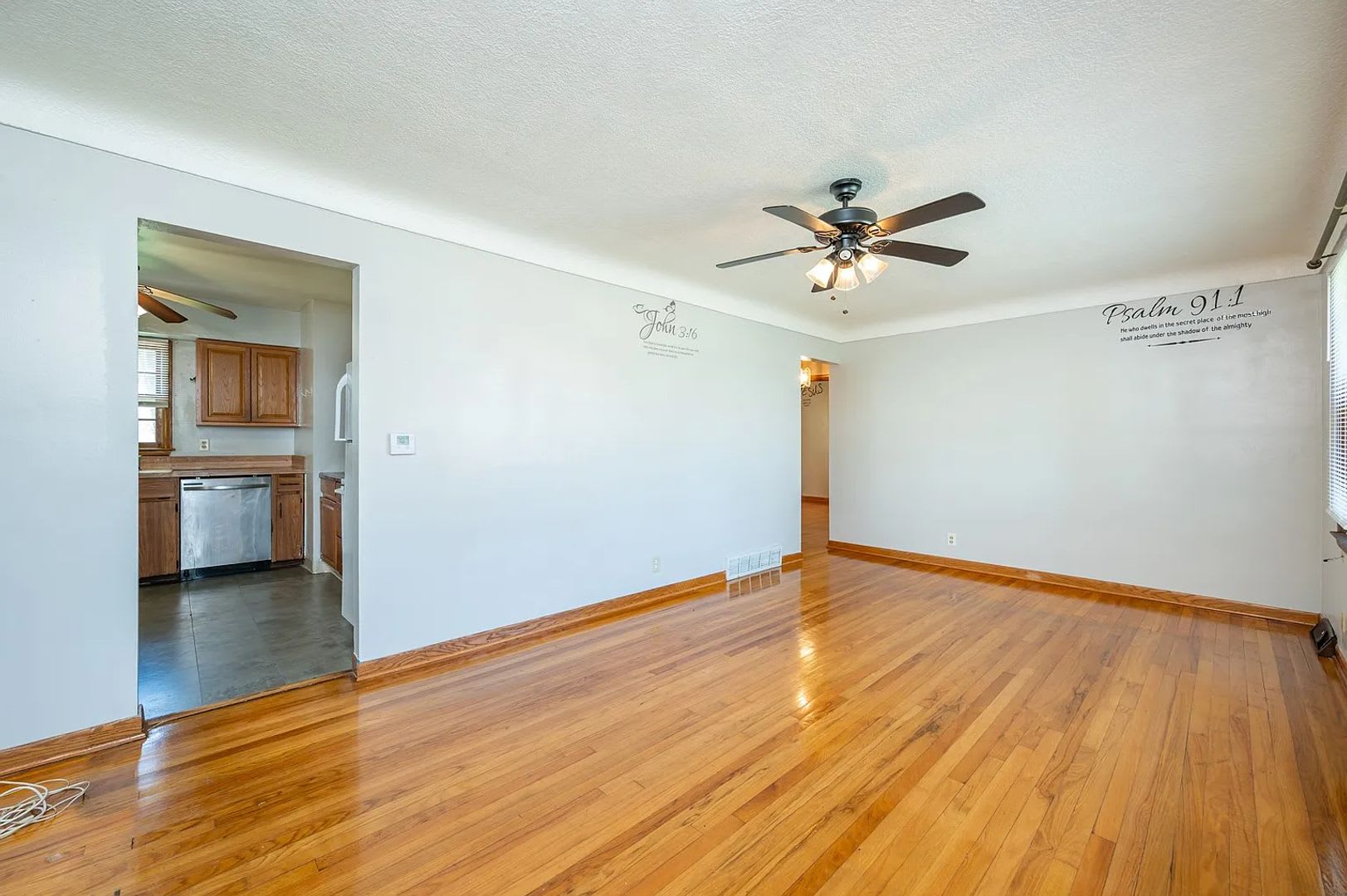 Move In Special Gorgeous Hardwood Floors 3 Bed Home – photo 4