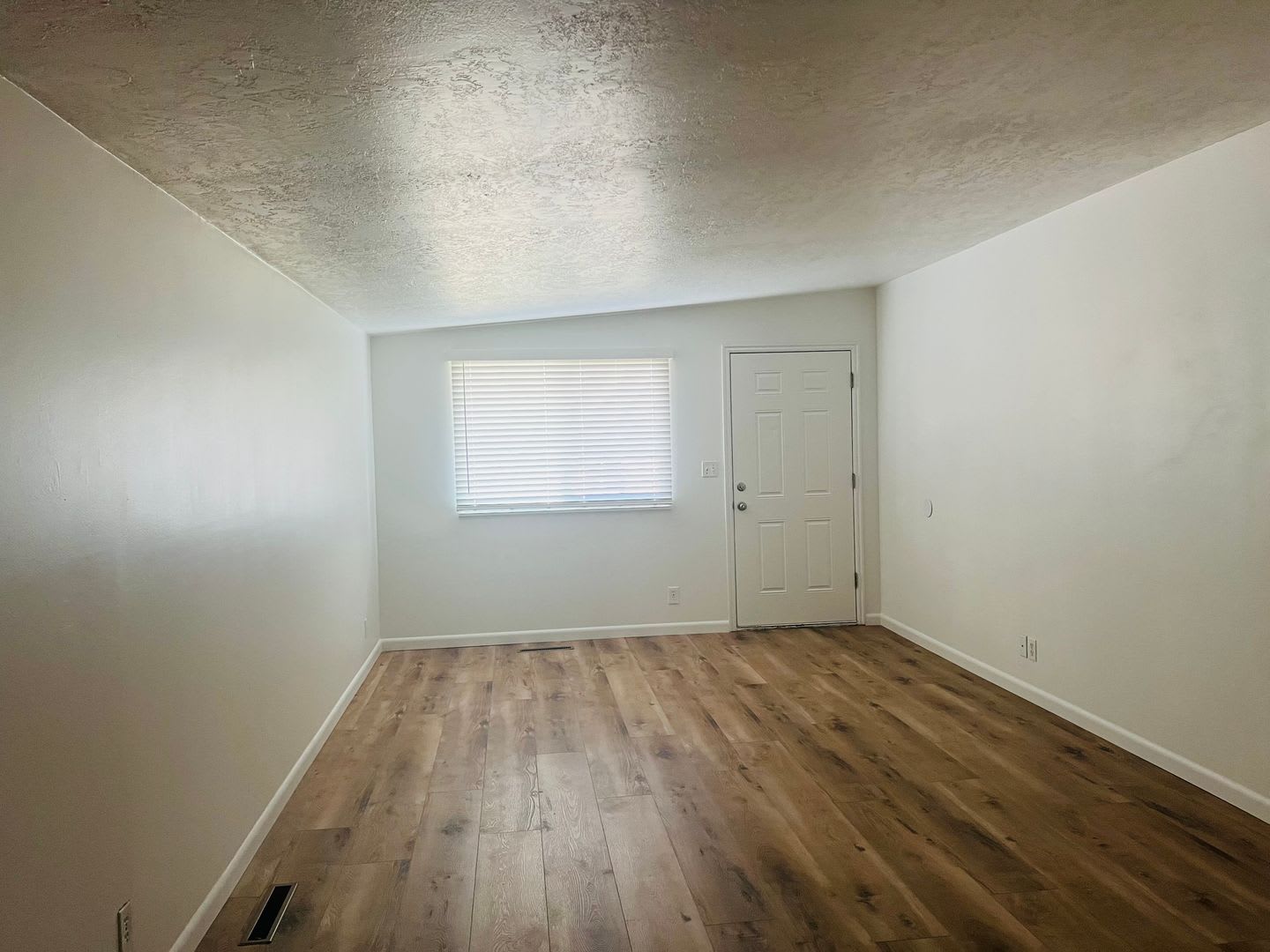 Newly Remodeled Home New Flooring And Paint Throughout – photo 3