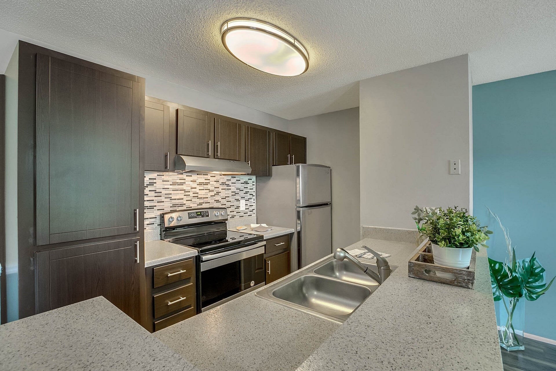 Lakeside Central Apartments – photo 3