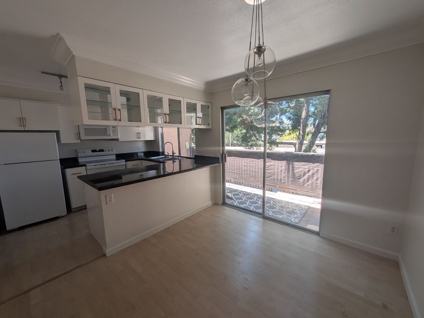 2 Bedroom Townhome with Balcony & Unbeatable Mission Valley Location! – photo 2