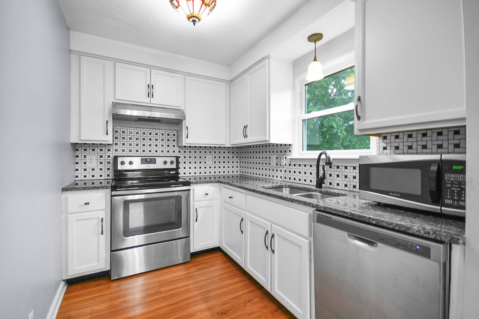 Pet Friendly Four Bedroom With Basement – photo 5