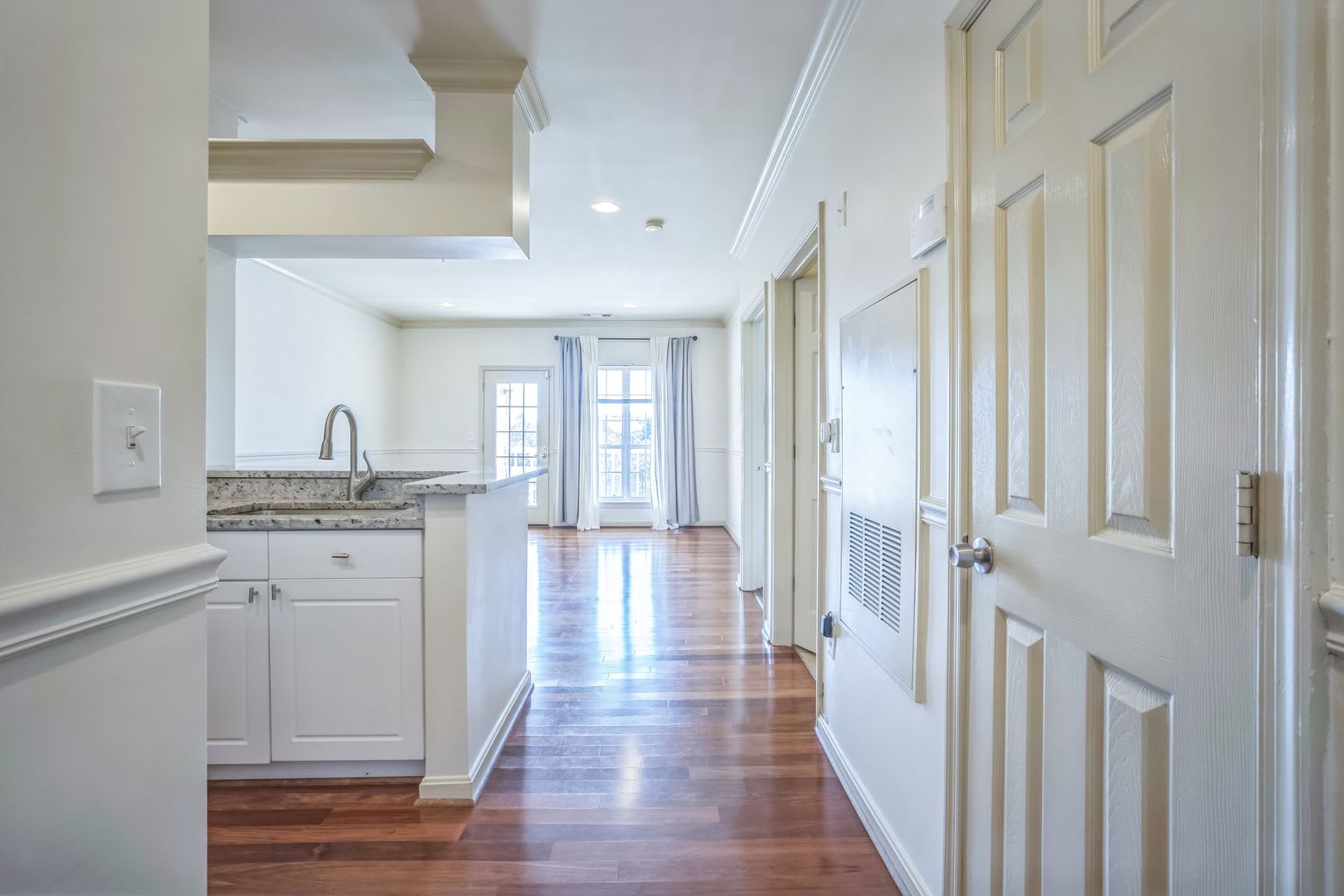 Bright & Spacious Condo in Prime Alexandria Location – 4551 Strutfield Ln #4307 – photo 4