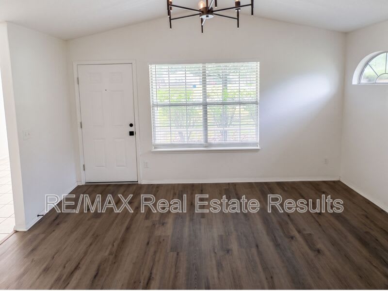 1607 N Timberline Dr – photo 3