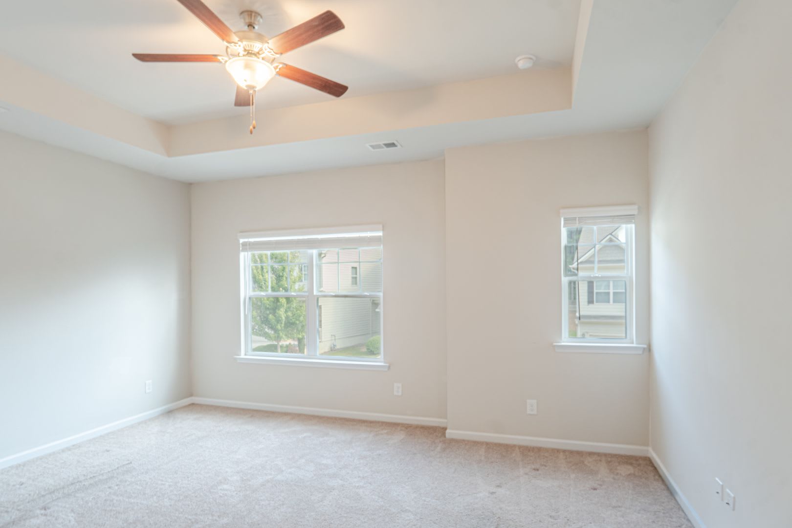 Modern 3BR Home with Spacious Loft, Covered Patio & Private Wooded Backyard – photo 5