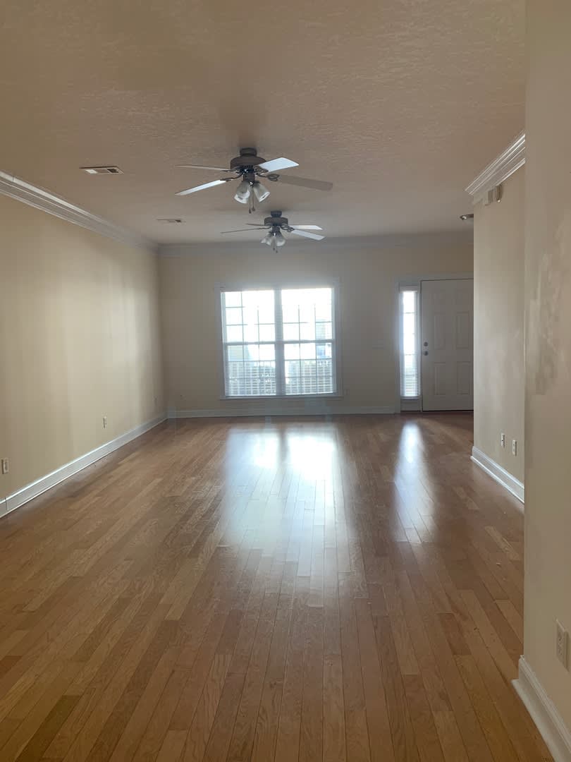 3 Bedroom Townhome with Open Living Space – photo 2