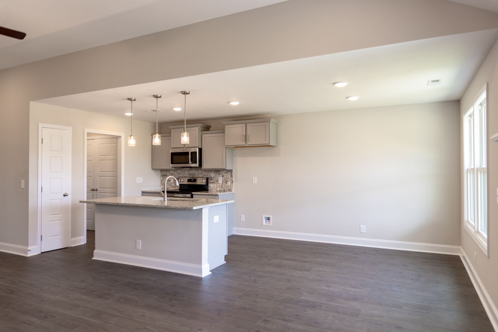 Contemporary Ranch-Style Home with Stainless Steel Appliances & Spacious Open Living – photo 4