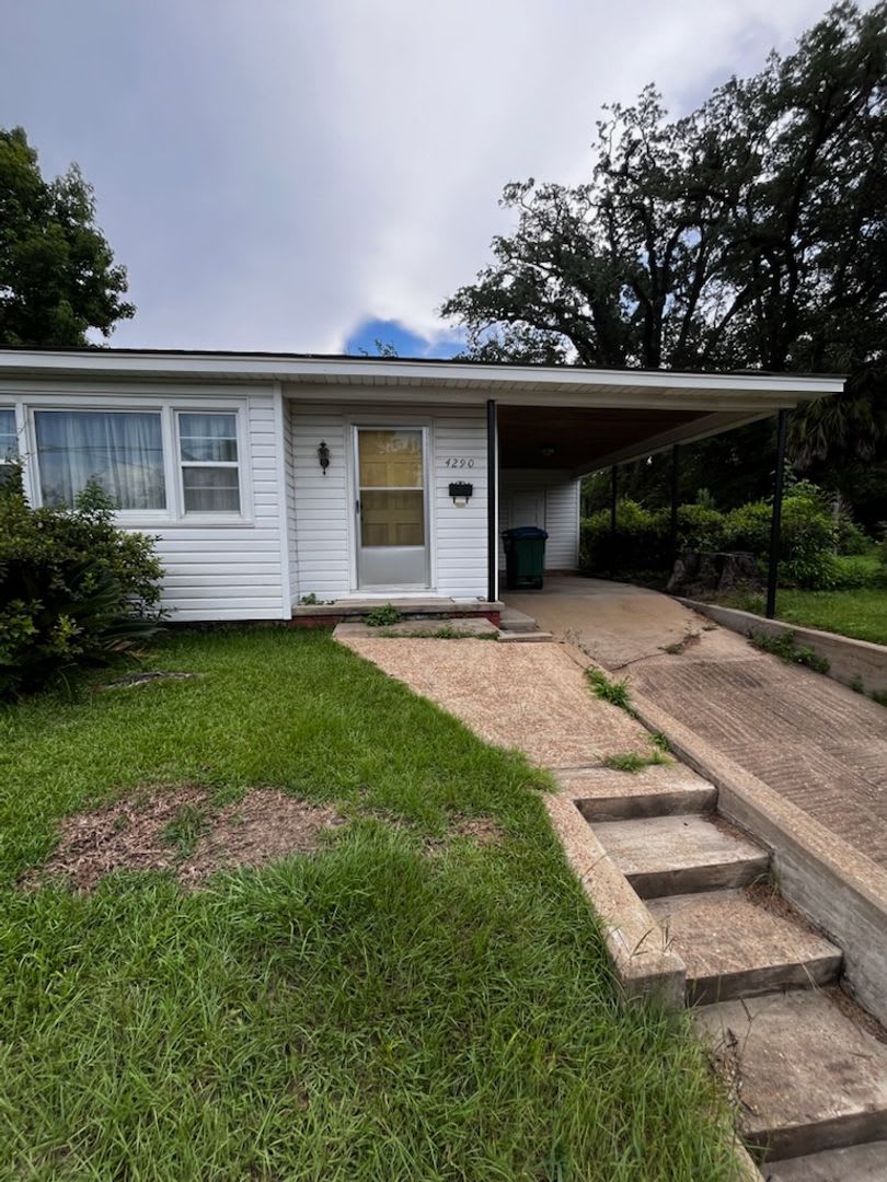 Classic 3/2 in Marianna w/ Lawn Maintenance & Pest Control Included – photo 2