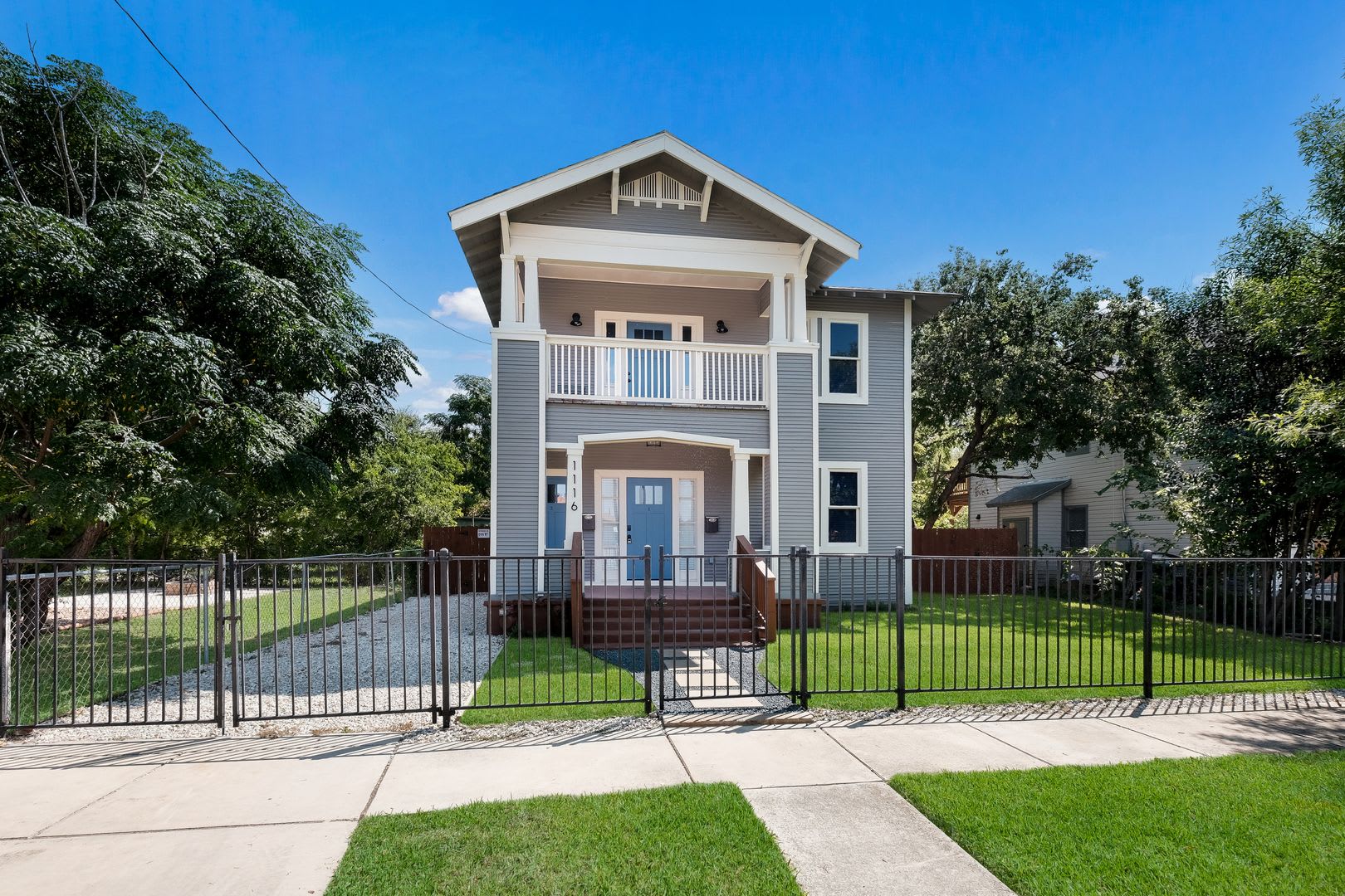 Private Balcony Prime Location – photo 2