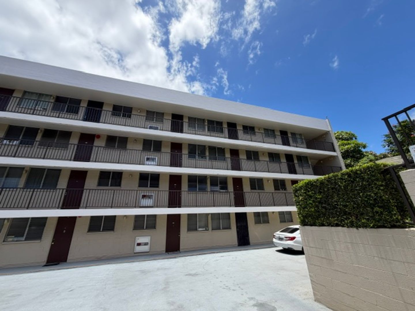 1/1 w/ 1 covered secured parking near Downtown- Electricity included – photo 1