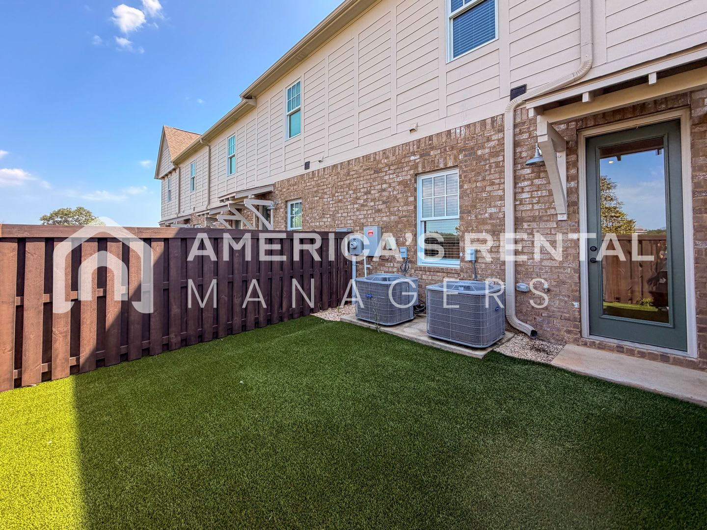 Modern 3-Bedroom Townhome in Windsor Court – photo 3