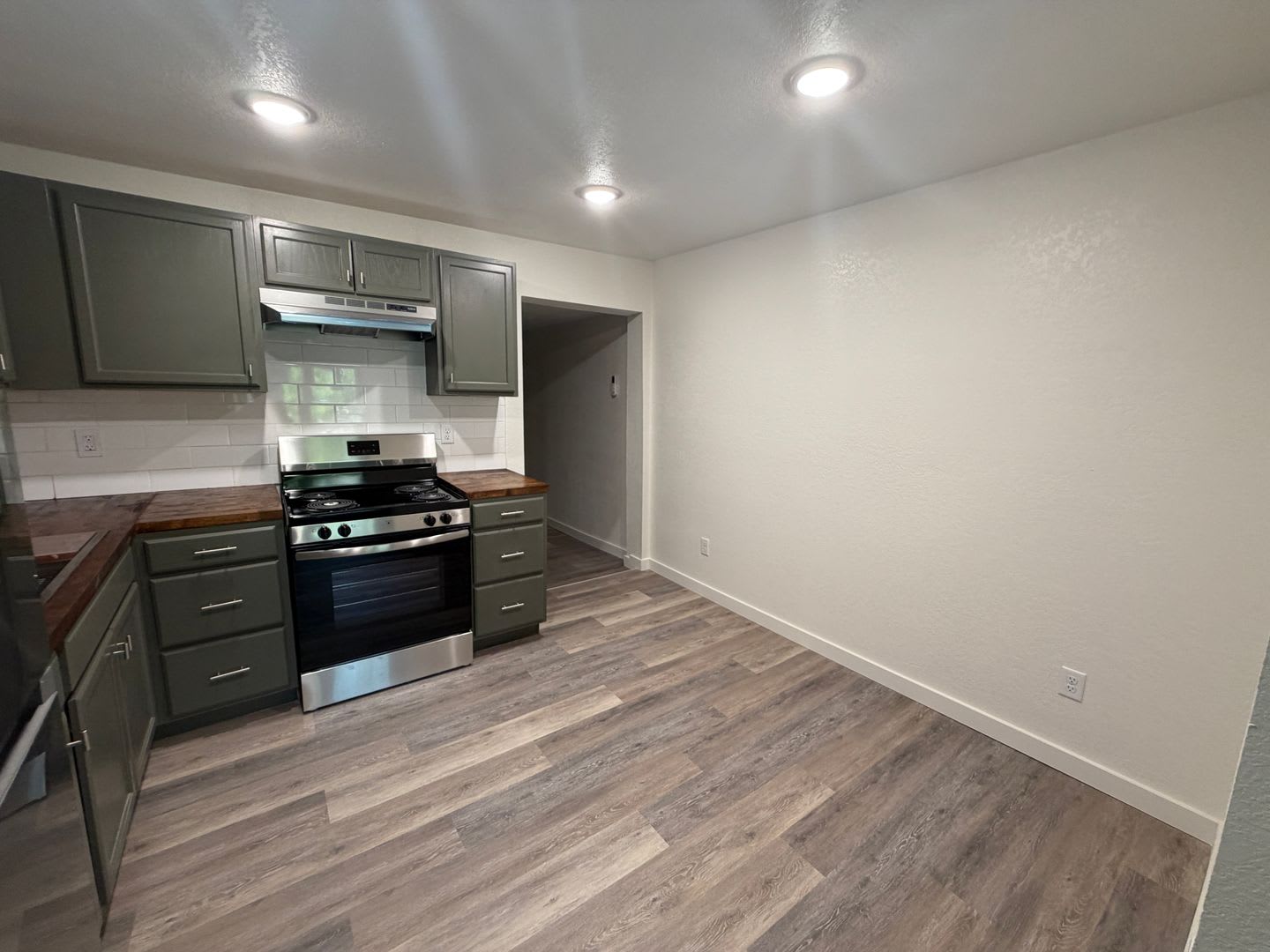Newly Remodeled 2/1 with Large Backyard – photo 3