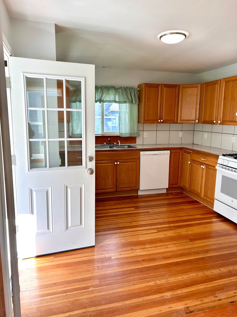 Charming 2-bed/ 2-bath home available near Mt. Hope! – photo 5