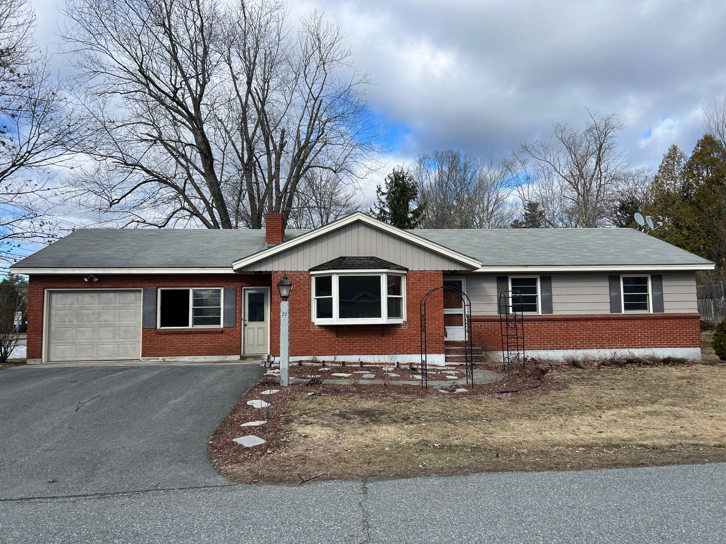 3 Bedroom / 1 bathroom single family house – photo 1