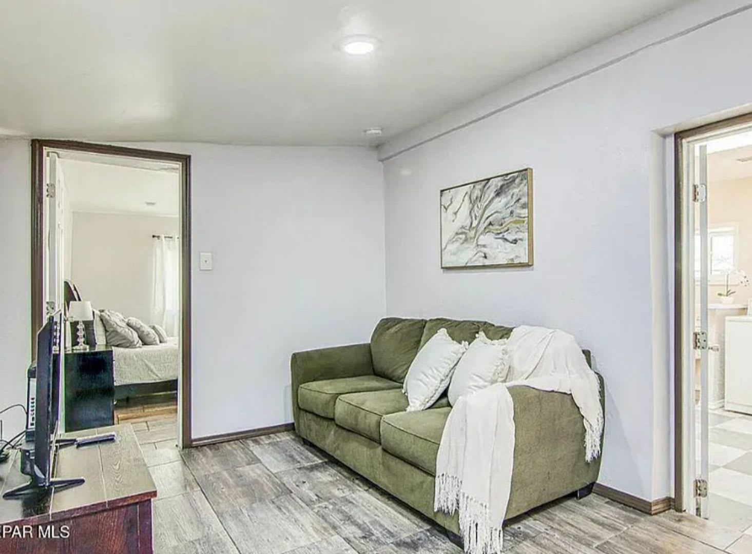 Welcome Home! FURNISHED 1 bedroom 1 bath rental – photo 5