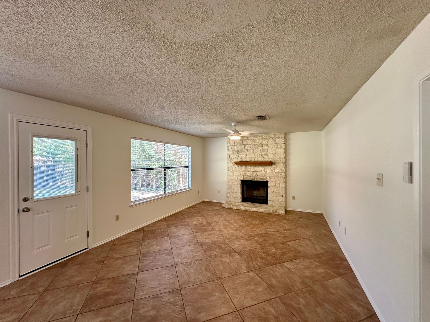 Large 4/2.5 Home in Cedar Park – photo 3